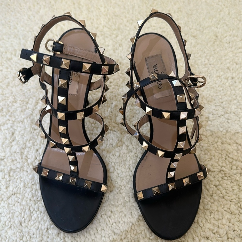 ROCKSTUD CALFSKIN ANKLE STRAP SANDAL 100 MM